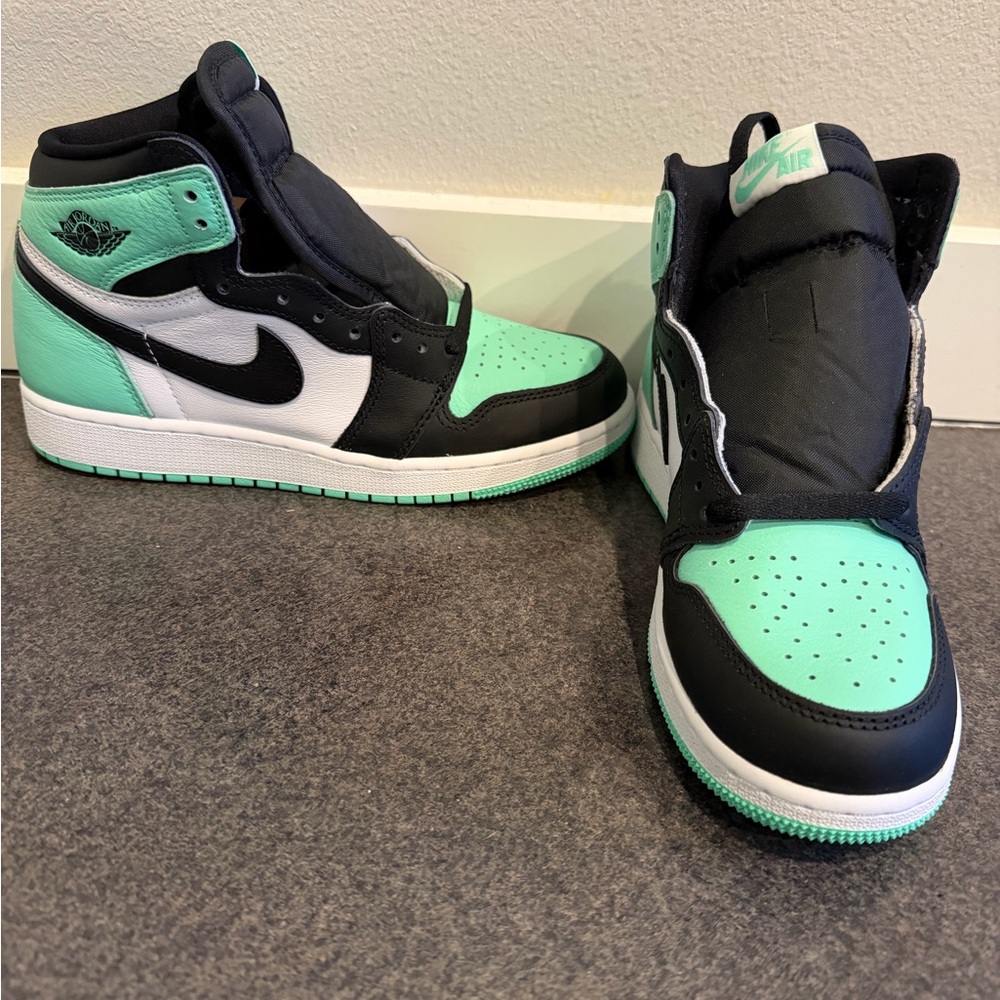 Air Jordan 1 Retro High OG 'Green Glow' - Picture 12 of 16